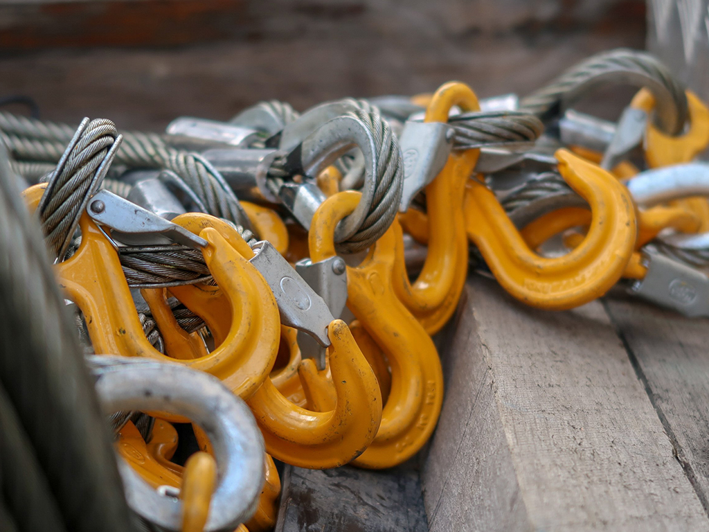 What the Top ERP Vendors Have In Common (And The Questions to Ask When Vetting Them) 1 The Rubicon Group Wire rope with orange hooks