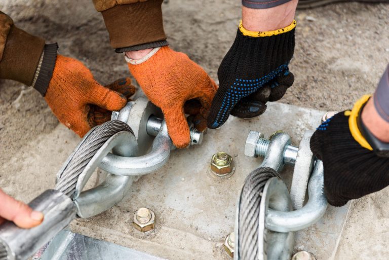 Men-mounting-steel-cables
