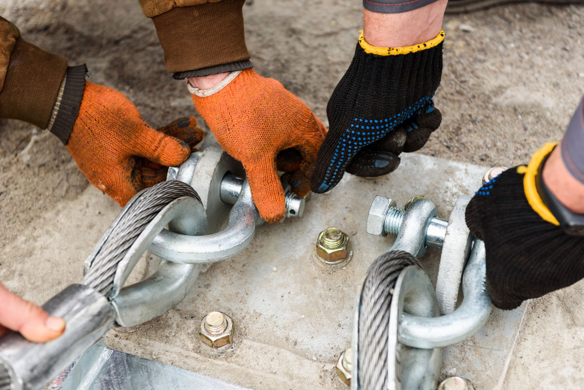 Men-mounting-steel-cables